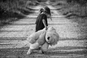 Dítě na cestě vlečící medvídka